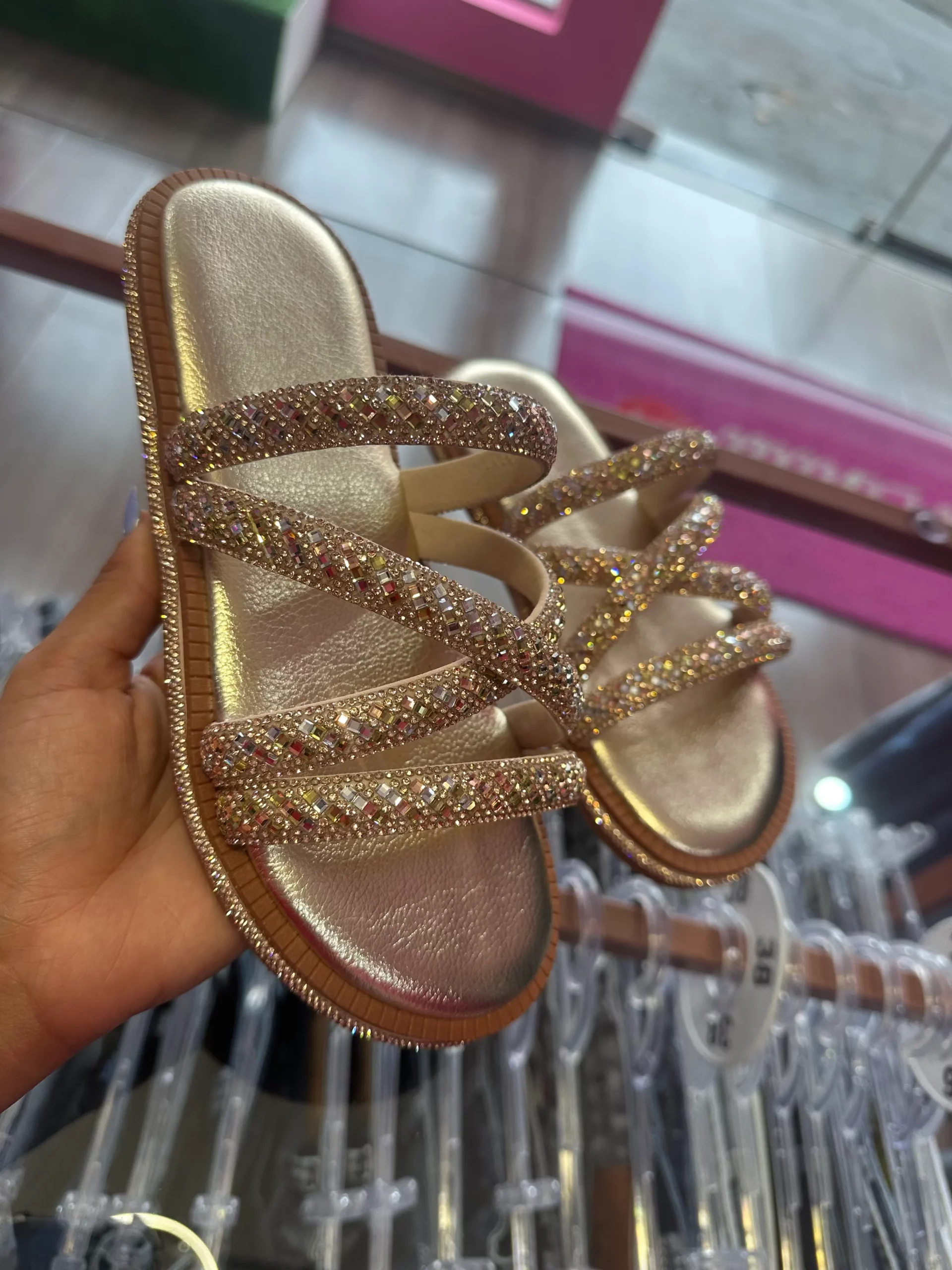 Rasteirinha Dourada Brilhante _ TAM 34 ao 39 $120,00 Rasteirinha Dourada Brilhante - Imagem 1