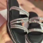 Rasteirinha preta brilhante